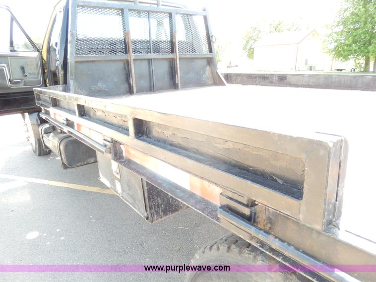 image for item D8074 1994 Ford F700 flatbed truck