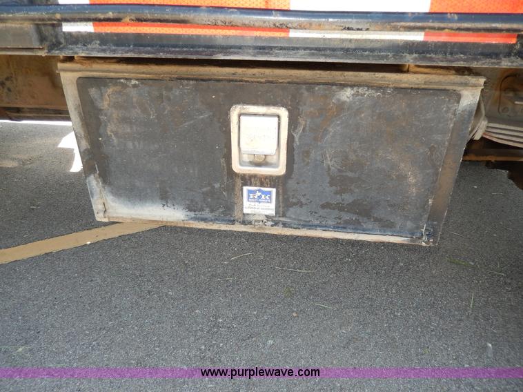 image for item D8074 1994 Ford F700 flatbed truck