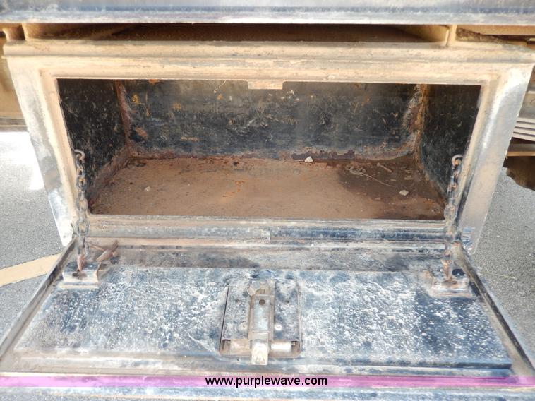 image for item D8074 1994 Ford F700 flatbed truck