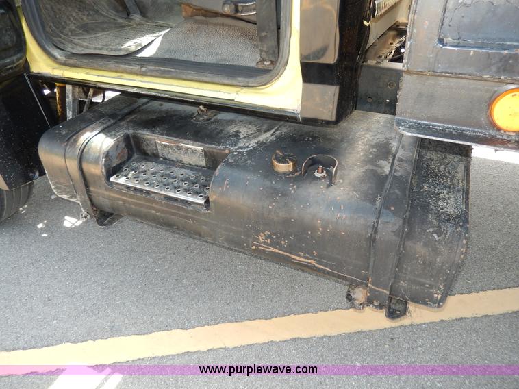 image for item D8074 1994 Ford F700 flatbed truck