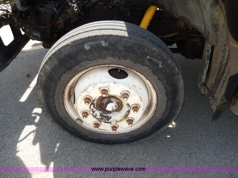 image for item D8074 1994 Ford F700 flatbed truck