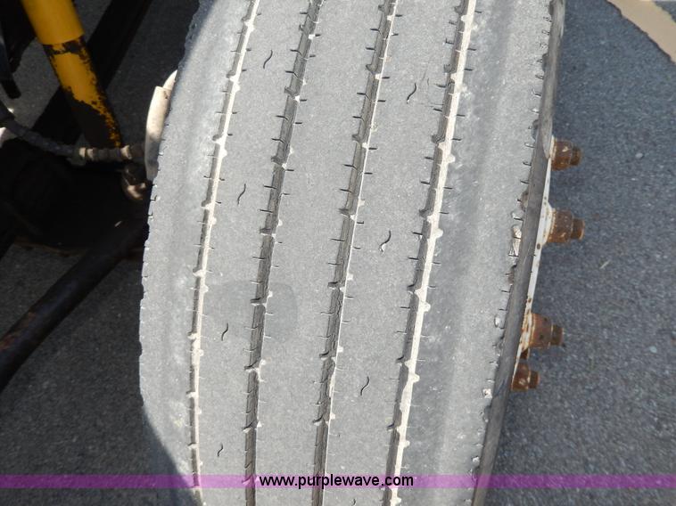 image for item D8074 1994 Ford F700 flatbed truck