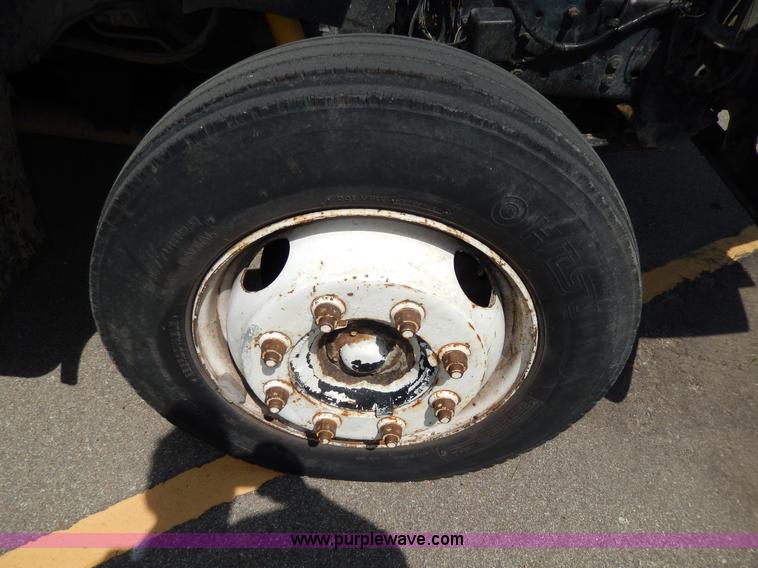 image for item D8074 1994 Ford F700 flatbed truck