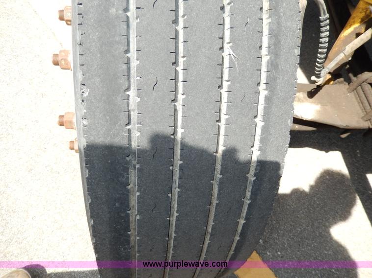 image for item D8074 1994 Ford F700 flatbed truck