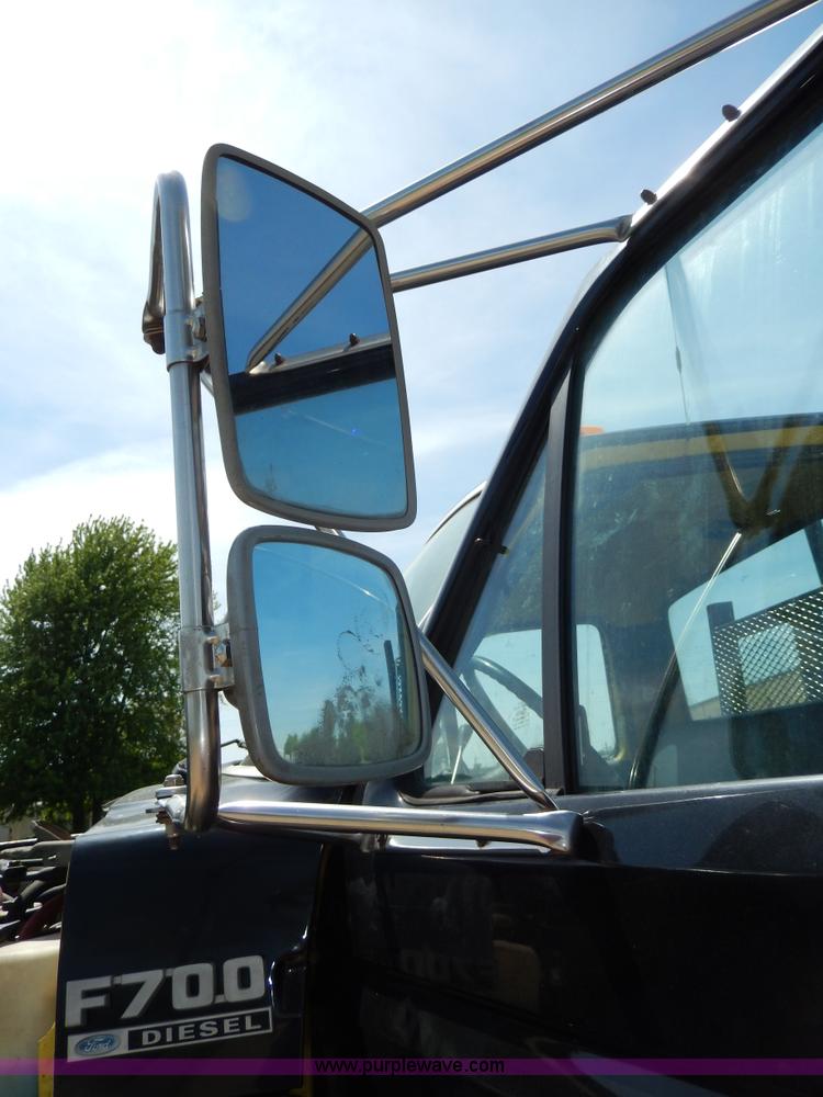 image for item D8074 1994 Ford F700 flatbed truck