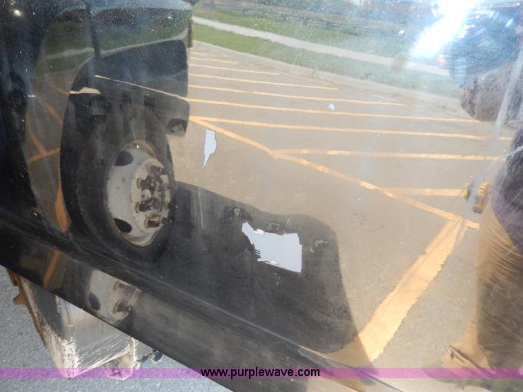 image for item D8074 1994 Ford F700 flatbed truck