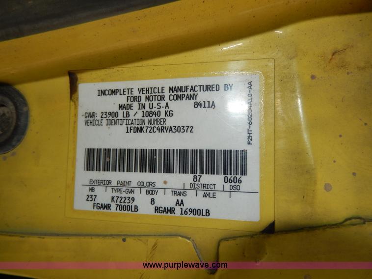 image for item D8074 1994 Ford F700 flatbed truck