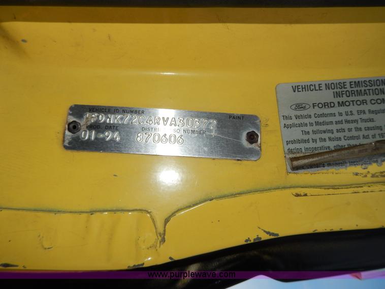 image for item D8074 1994 Ford F700 flatbed truck