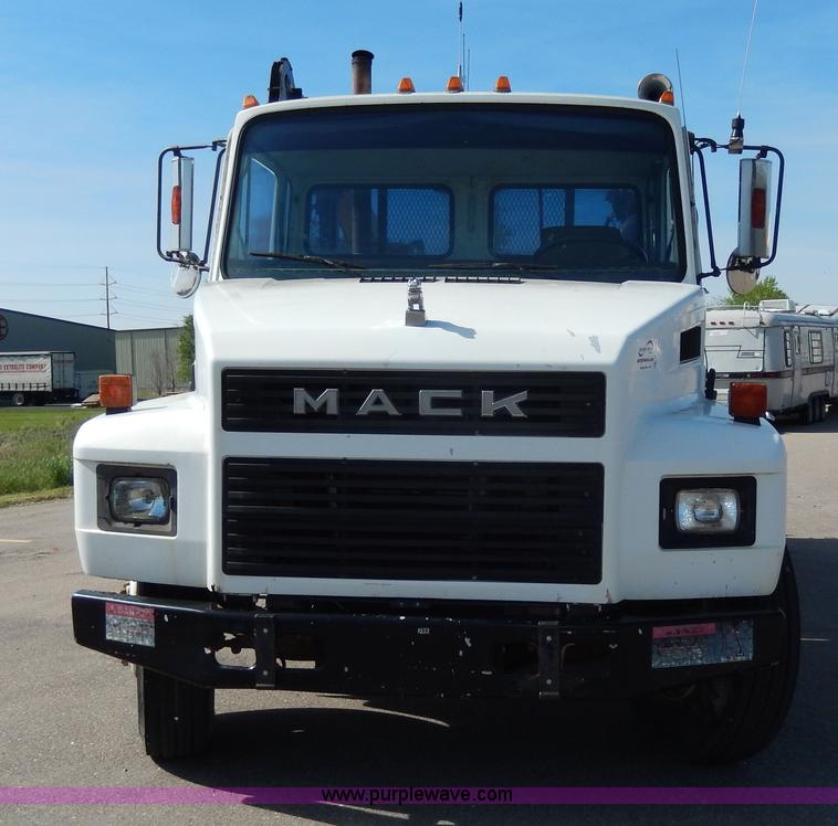image for item D8076 1986 Mack utility crane truck