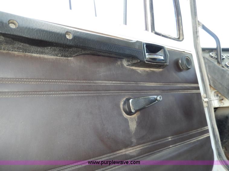 image for item D8076 1986 Mack utility crane truck