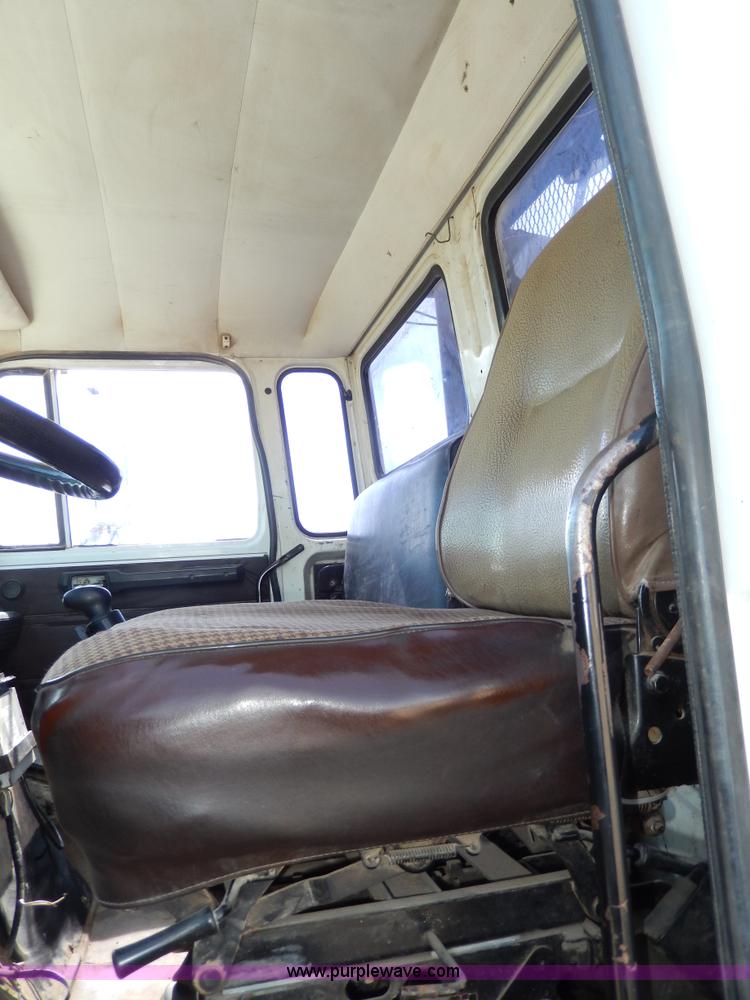 image for item D8076 1986 Mack utility crane truck