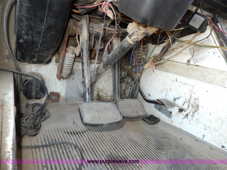 image for item D8076 1986 Mack utility crane truck