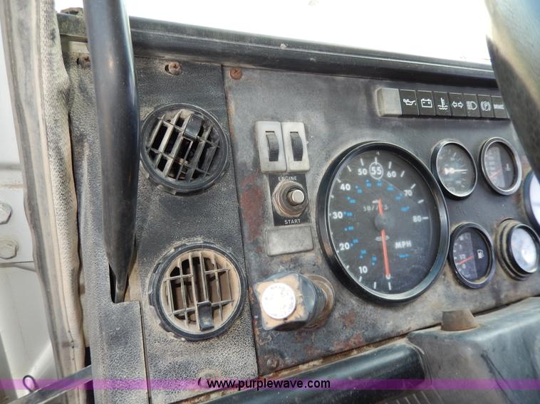 image for item D8076 1986 Mack utility crane truck