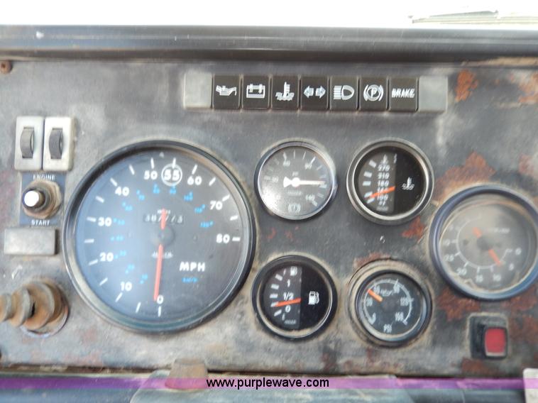 image for item D8076 1986 Mack utility crane truck