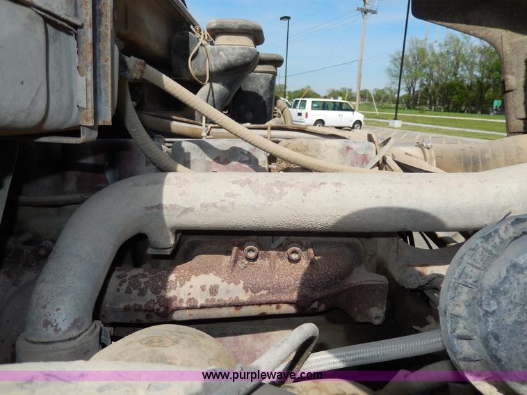 image for item D8076 1986 Mack utility crane truck