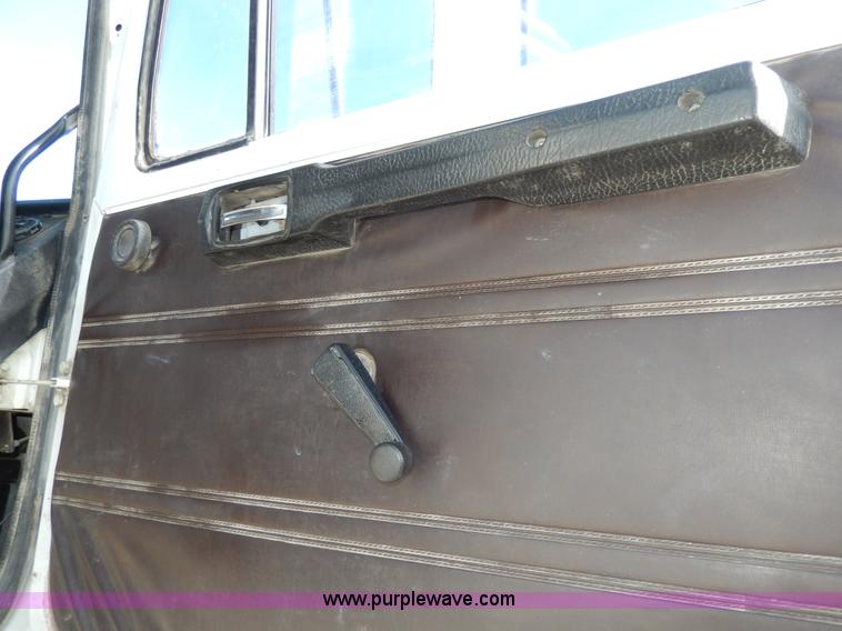 image for item D8076 1986 Mack utility crane truck