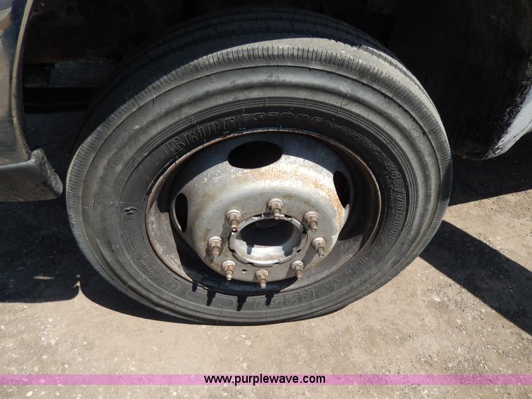 image for item D8081 2000 Ford F450 XLT Super Duty flatbed truck