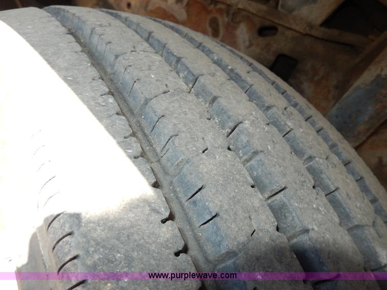 image for item D8081 2000 Ford F450 XLT Super Duty flatbed truck