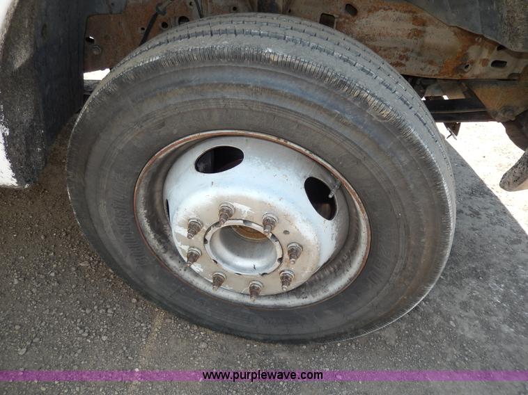 image for item D8081 2000 Ford F450 XLT Super Duty flatbed truck