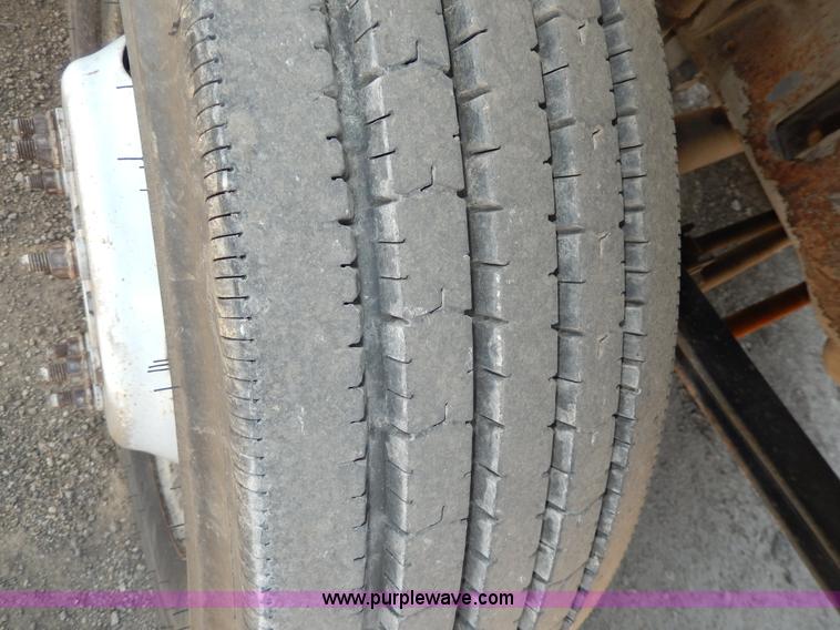 image for item D8081 2000 Ford F450 XLT Super Duty flatbed truck