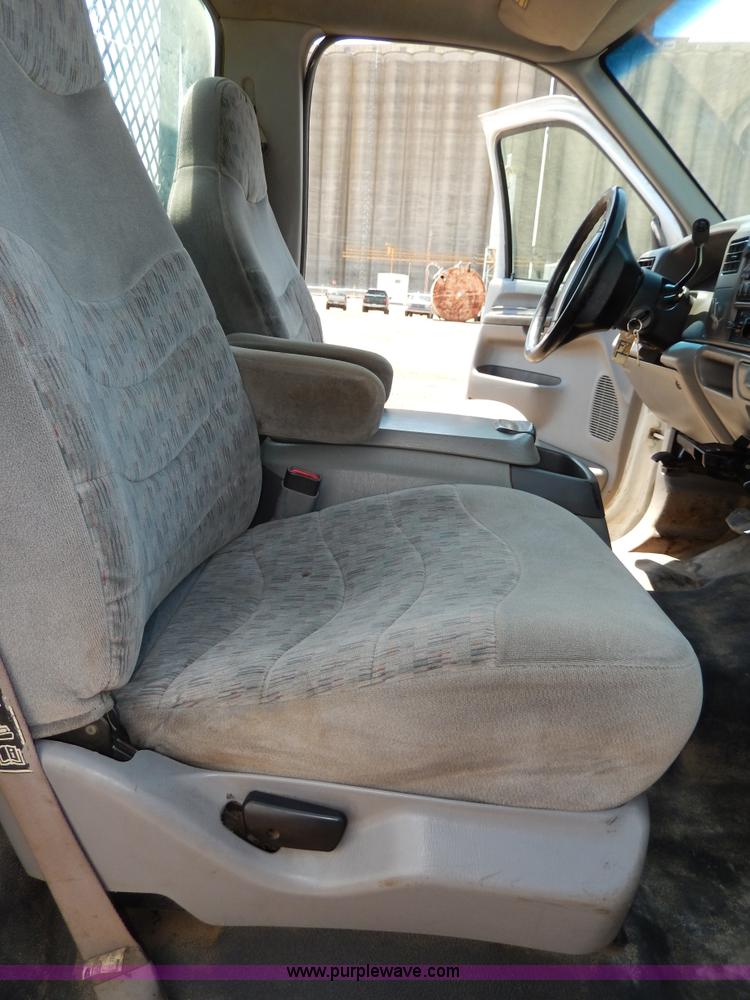 image for item D8081 2000 Ford F450 XLT Super Duty flatbed truck