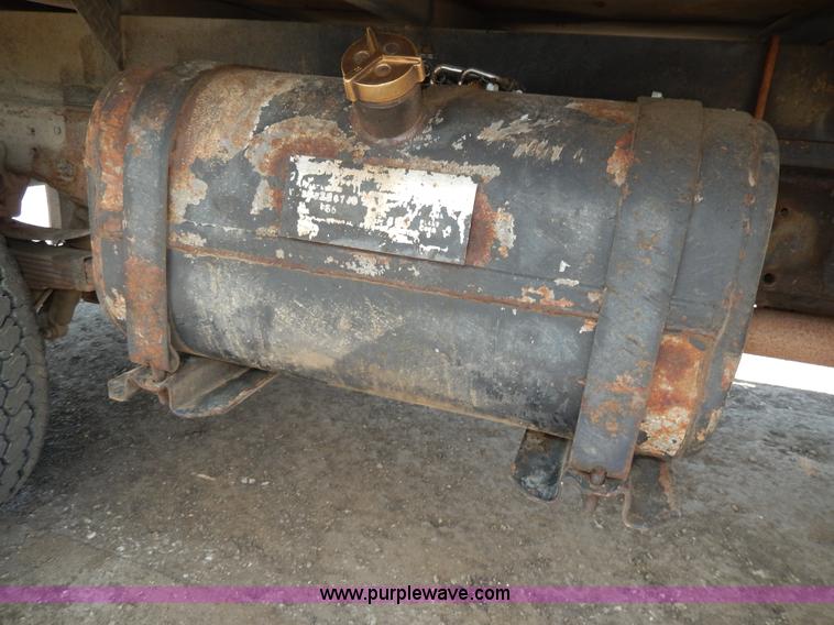 image for item D8081 2000 Ford F450 XLT Super Duty flatbed truck