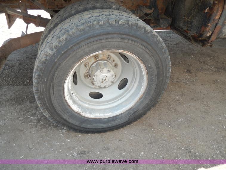 image for item D8081 2000 Ford F450 XLT Super Duty flatbed truck