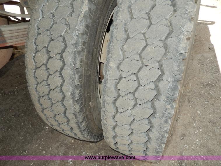 image for item D8081 2000 Ford F450 XLT Super Duty flatbed truck