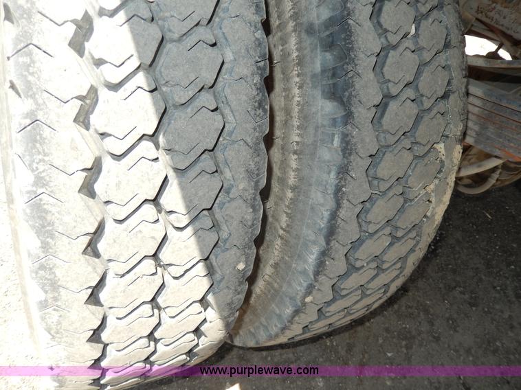 image for item D8081 2000 Ford F450 XLT Super Duty flatbed truck