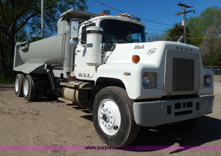 image for item D8169 1986 Mack RS686LS barrel dump truck