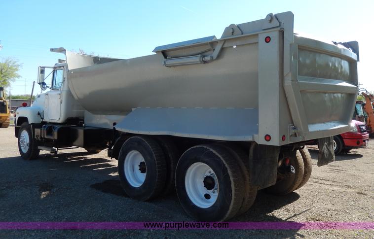 image for item D8169 1986 Mack RS686LS barrel dump truck