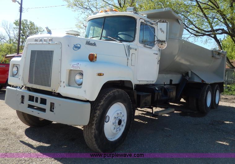 image for item D8169 1986 Mack RS686LS barrel dump truck