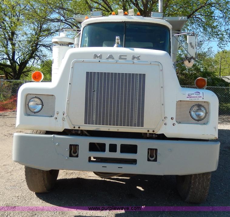 image for item D8169 1986 Mack RS686LS barrel dump truck