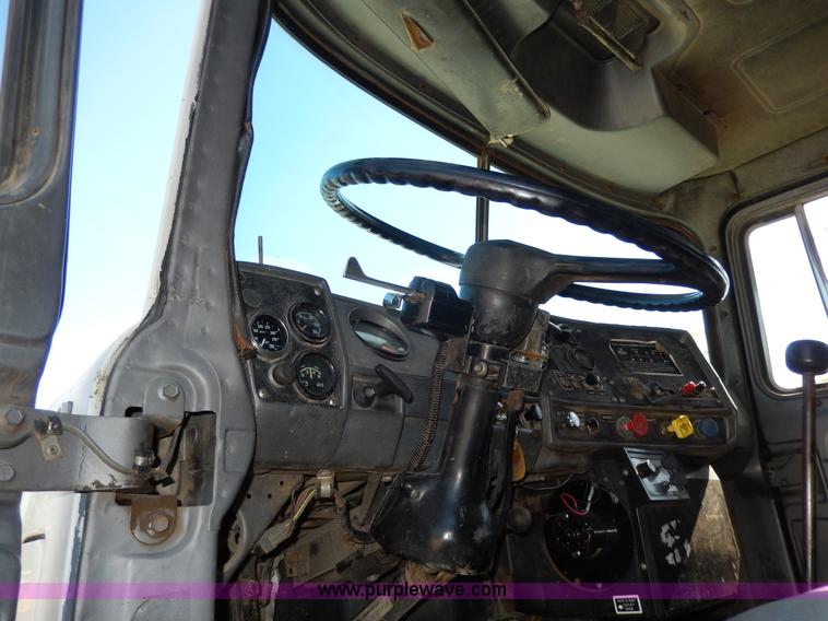 image for item D8169 1986 Mack RS686LS barrel dump truck