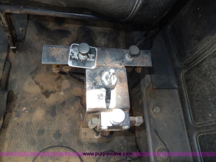 image for item D8169 1986 Mack RS686LS barrel dump truck