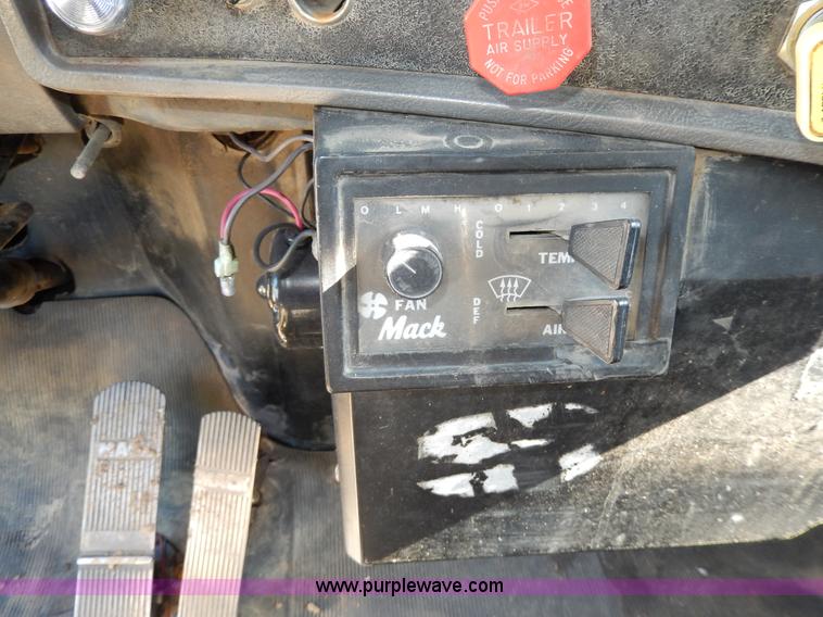 image for item D8169 1986 Mack RS686LS barrel dump truck