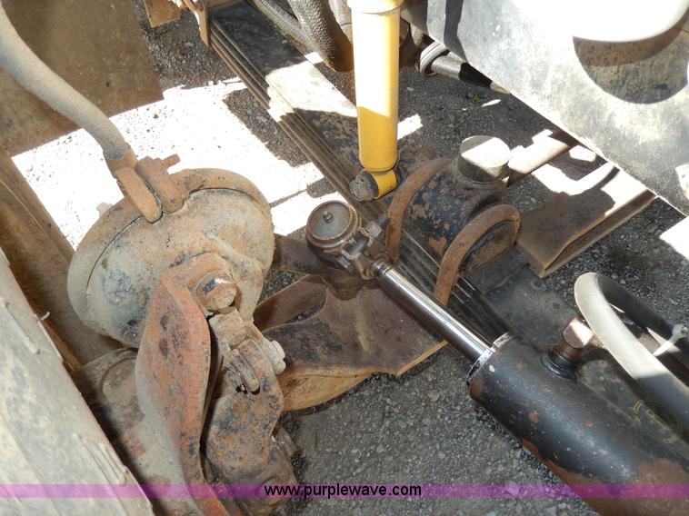 image for item D8169 1986 Mack RS686LS barrel dump truck