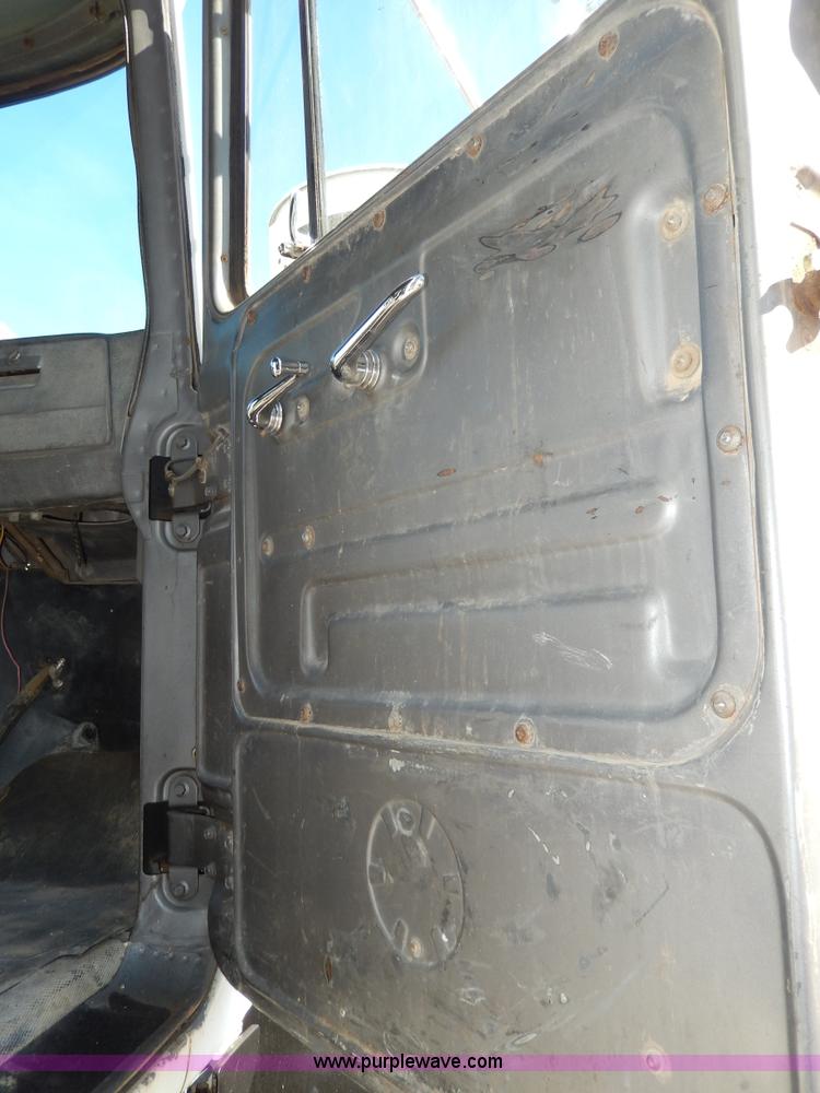 image for item D8169 1986 Mack RS686LS barrel dump truck