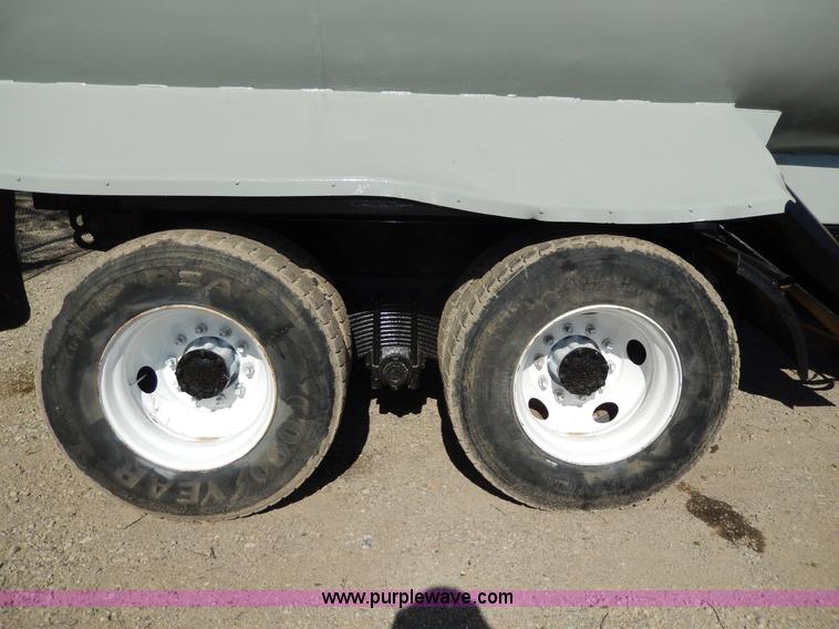 image for item D8169 1986 Mack RS686LS barrel dump truck