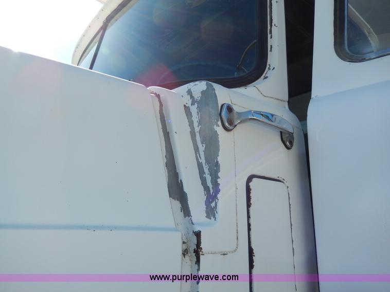 image for item D8169 1986 Mack RS686LS barrel dump truck