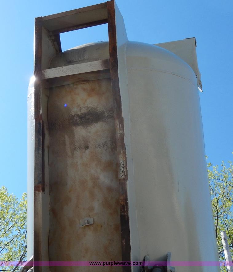 image for item D8169 1986 Mack RS686LS barrel dump truck