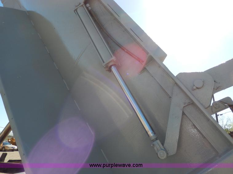 image for item D8169 1986 Mack RS686LS barrel dump truck