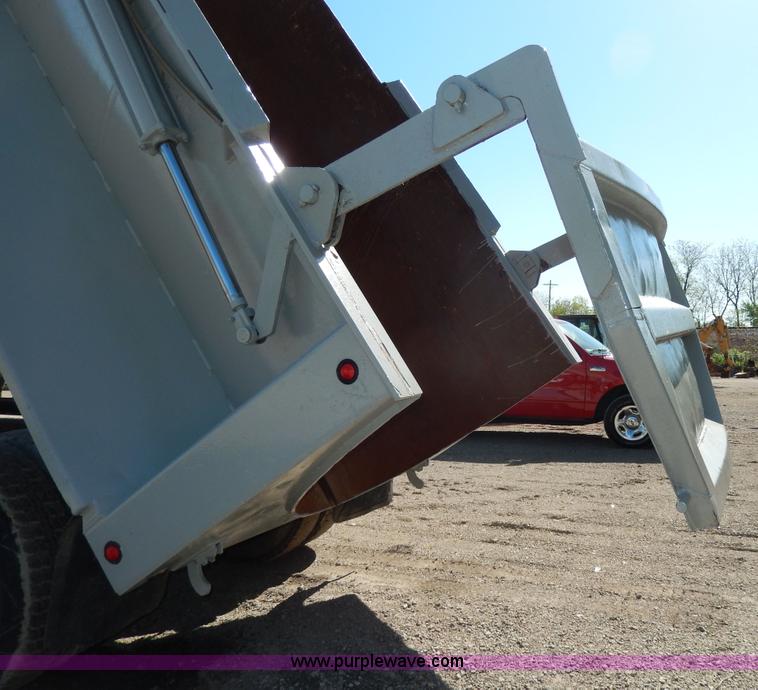 image for item D8169 1986 Mack RS686LS barrel dump truck