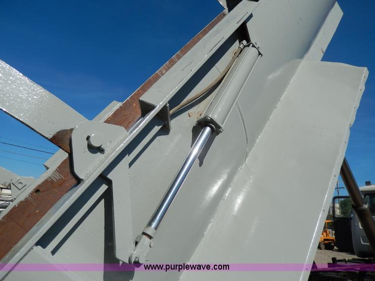 image for item D8169 1986 Mack RS686LS barrel dump truck