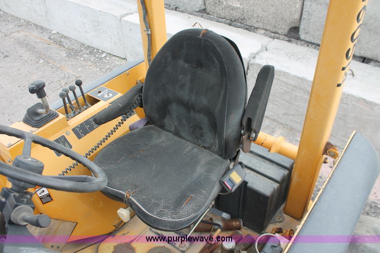 image for item D8339 2005 John Deere 210LE landscape loader