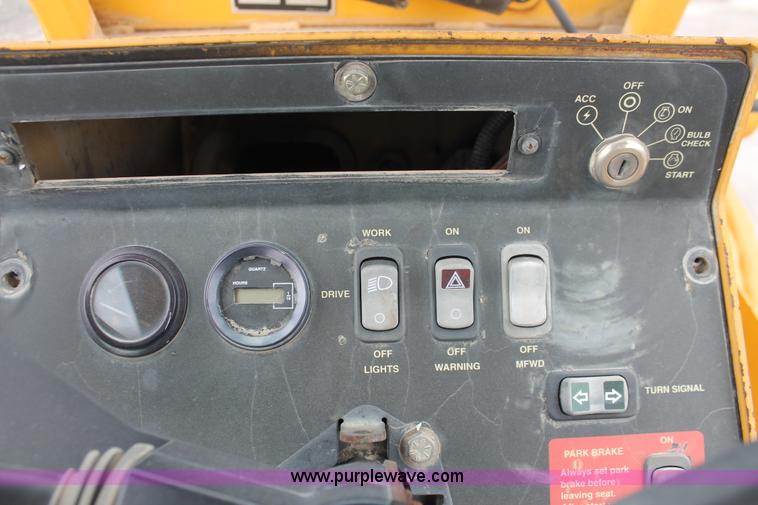 image for item D8339 2005 John Deere 210LE landscape loader