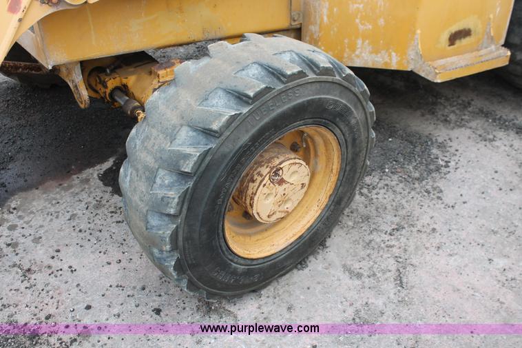 image for item D8339 2005 John Deere 210LE landscape loader