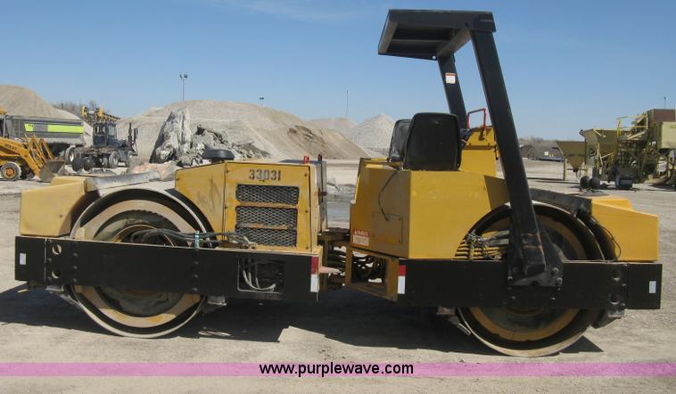 image for item E3314 1997 Hyster Hypac C766B articulated vibratory smooth drum roller