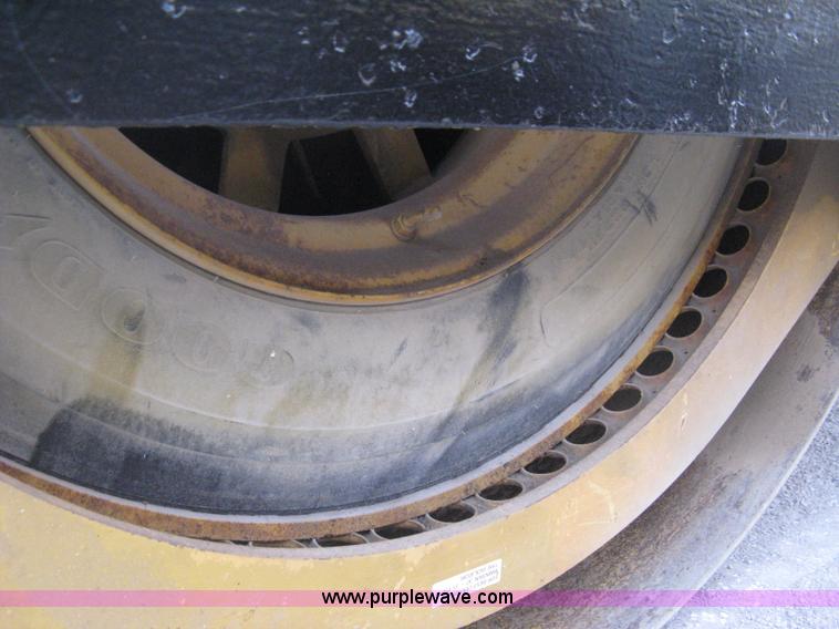 image for item E3314 1997 Hyster Hypac C766B articulated vibratory smooth drum roller