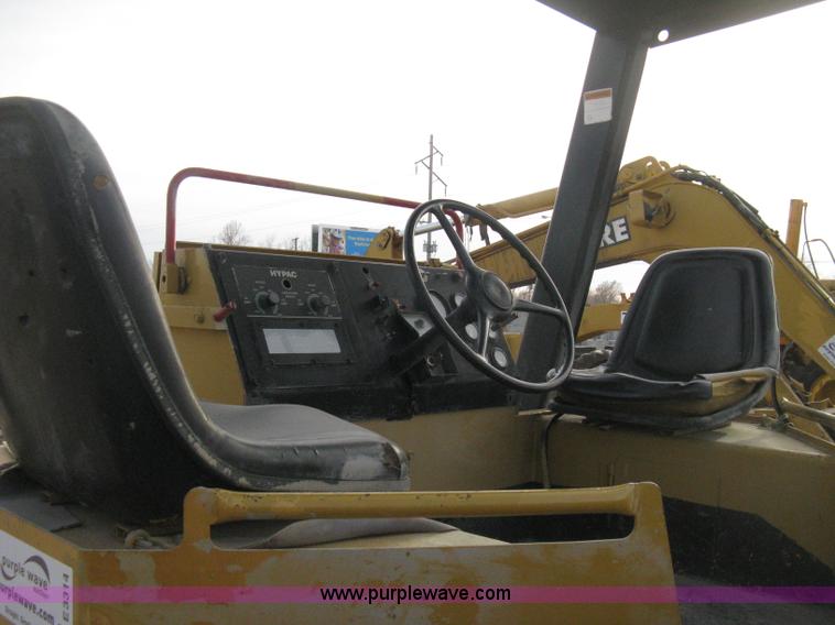 image for item E3314 1997 Hyster Hypac C766B articulated vibratory smooth drum roller